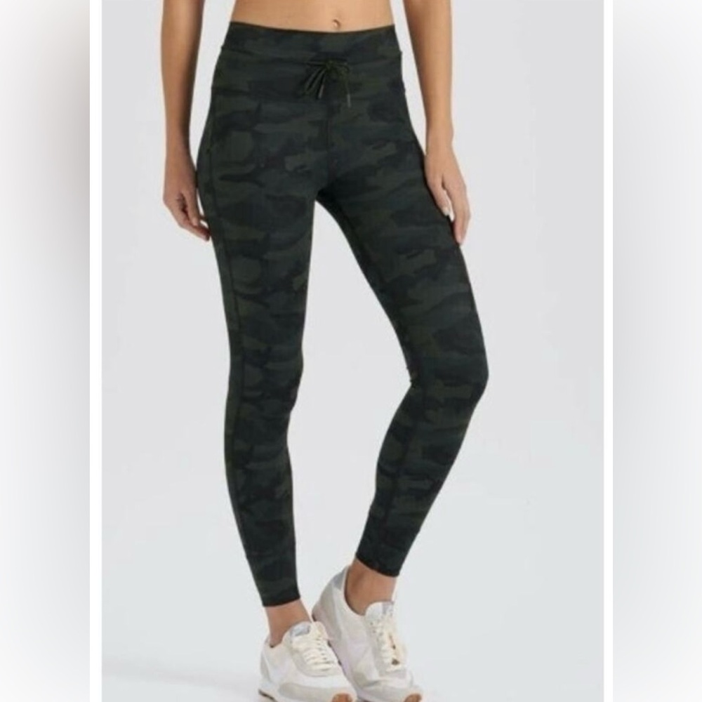 Vuori Camo cuffed joggers